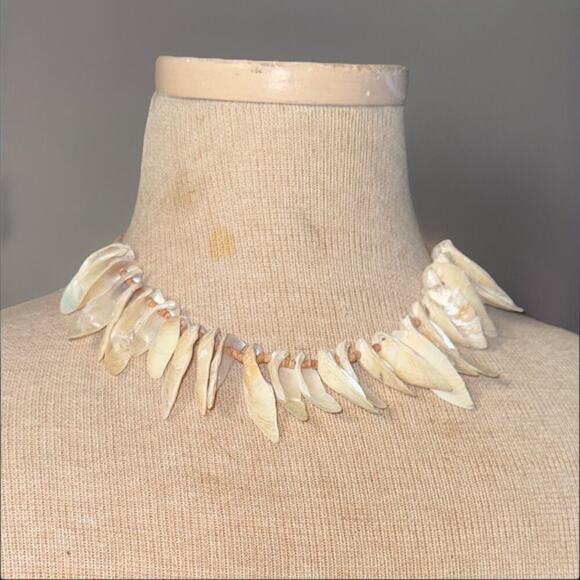 -NECKLACE Vintage 17.5" shell Choker, Screw Barrel Clasp - Picture 1 of 7